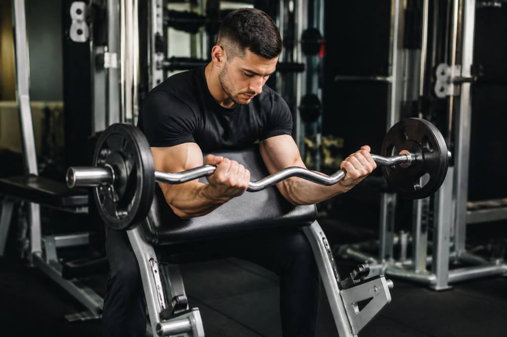 E z curl : comment bien l’utiliser pour muscler les biceps